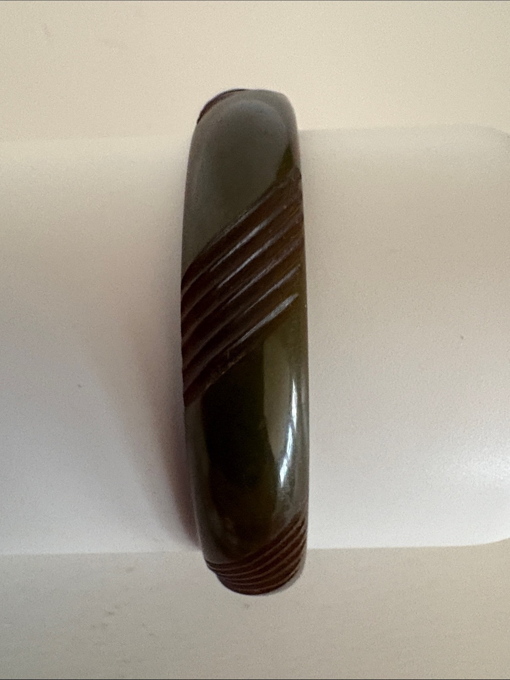 VINTAGE CARVED  BAKELITE BANGLE BRACELET OLIVE GREEN
